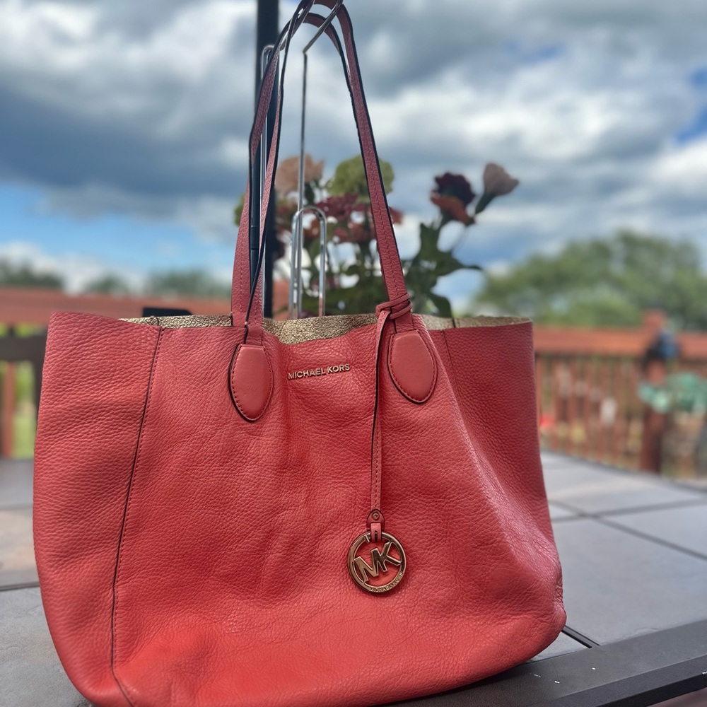 Michael Kors Mae Reversible Coral and Gold Tote Bag Women’s EUC